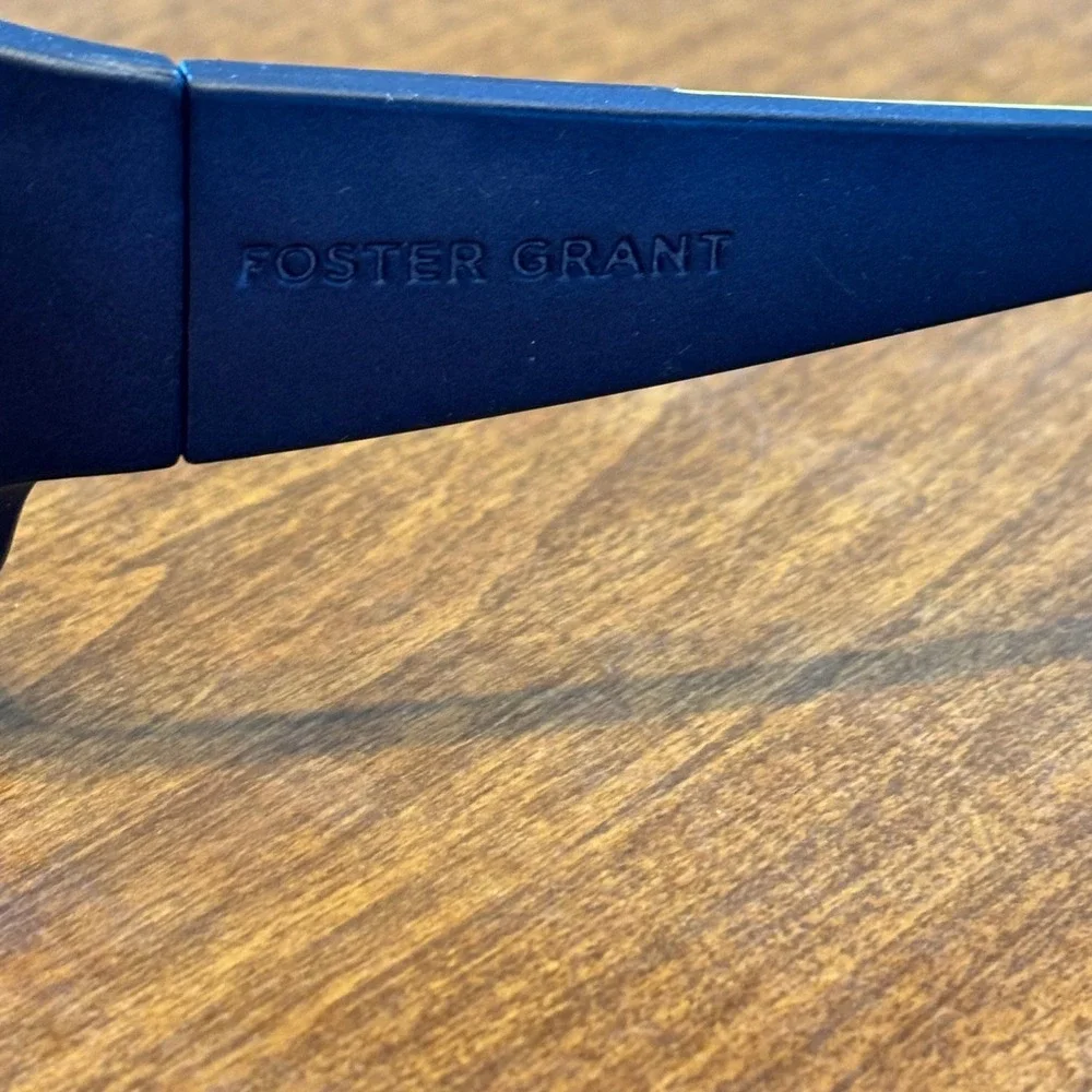 Foster Grant Black Wrap Sunglasses Green Textured‎ Arms Sporty